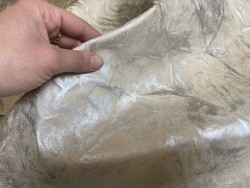 Peau de cuir de mouton crème effet froissé métallisé argent - cuir en stock