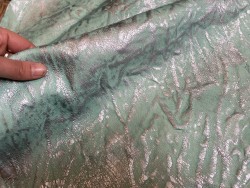 Peau de cuir de mouton turquoise effet froissé métallisé argent - cuir en stock