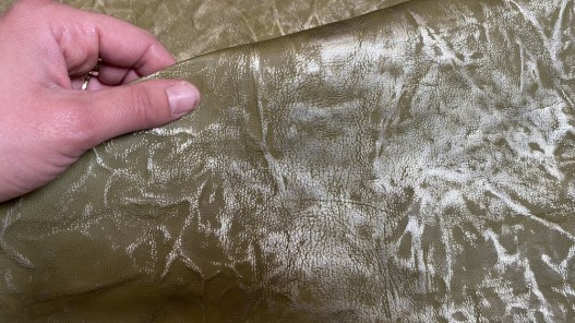 Peau de cuir de mouton vert amande effet froissé métallisé argent - cuir en stock