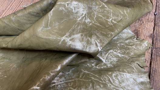 Peau de cuir de mouton vert amande effet froissé métallisé argent - Cuirenstock