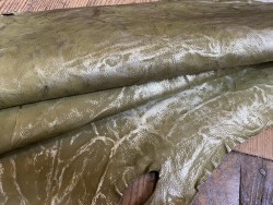Peau de cuir de mouton vert amande effet froissé métallisé argent - cuirenstock