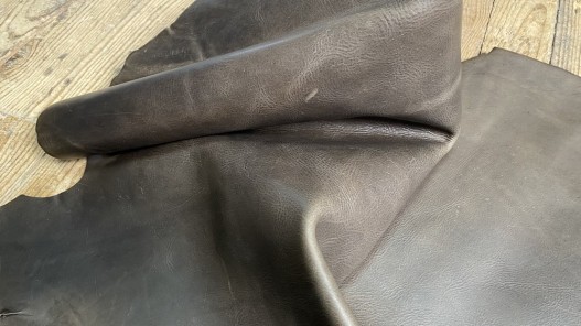 Morceau de cuir de veau pullup gris vert nuancé - cuir gras - maroquinerie - Cuirenstock