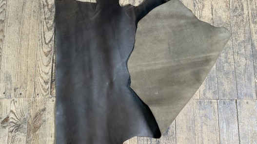 Morceau de cuir de veau pullup gris vert nuancé - cuir gras - maroquinerie - cuir en stock