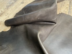 Morceau de cuir de veau pullup gris vert nuancé - cuir gras - maroquinerie - Cuirenstock