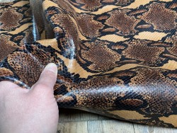Demi peau de cuir de veau grain façon serpent cobra brun - maroquinerie - Cuir en stock