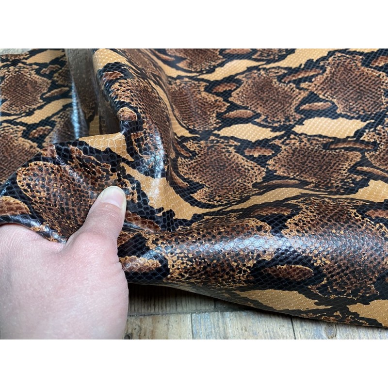 Demi peau de cuir de veau grain façon serpent cobra brun - maroquinerie - Cuir en stock