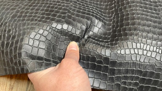 Demi-peau de cuir de veau façon crocodile noir - maroquinerie - Cuir en stock