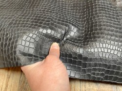 Demi-peau de cuir de veau façon crocodile noir - maroquinerie - cuir en stock