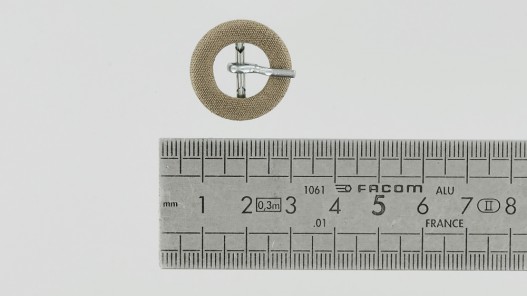 Petite boucle ronde gainée en tissu beige 12 mm - cuir en stock