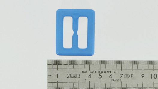 Passant rectangulaire en plastique bleu 28mm - cuir en stock