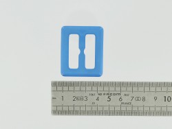 Passant rectangulaire en plastique bleu 28mm - cuir en stock