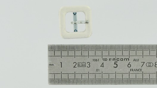 Petite boucle carré gainée en tissu blanc nacré 15 mm - cuir en stock
