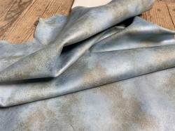 Peau de cuir d'agneau bleu ciel nuancé nacré - maroquinerie - Cuirenstock