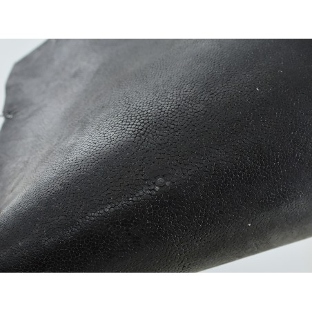 Détail perle centrale - peau de galuchat - grain poli - marron sombre - Cuir en Stock