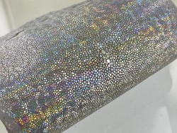 Peau de galuchat - argent multi couleurs - reflets colorés - luxe - exotique - Cuir en Stock