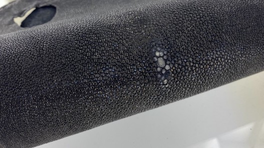 Peau de galuchat - perle centrale - grain poncé - noir reflets bronze  - bijou - gainage - Cuir en Stock