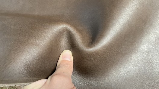 Demi-peau de cuir de vachette ciré pullup brun bison - maroquinerie - Cuir en stock