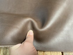 Demi-peau de cuir de vachette ciré pullup brun bison - maroquinerie - Cuir en stock