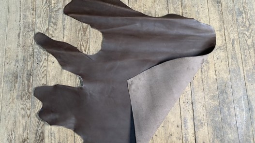 Demi-peau de cuir de vachette ciré pullup brun bison - maroquinerie - cuir en stock
