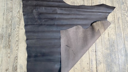 Demi-peau de cuir de vachette ciré pullup ardoise - maroquinerie - cuir en stock