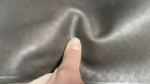 Demi-peau de cuir de vachette ciré pullup ardoise - maroquinerie - Cuir en stock