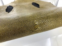 Détail grain de peau de galuchat - perle centrale - cuir exotique - vieil or pailleté - Cuir en Stock