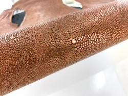 Peau cuir Galuchat couleur cuivre pailleté - Grain poli - Cuir en Stock