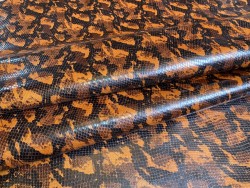 Demi peau de cuir de veau grain façon serpent cobra brun camel - maroquinerie - Cuirenstock