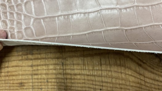 Morceau de collet végétal beige - grain façon crocodile - cuir à ceinture - cuir en stock