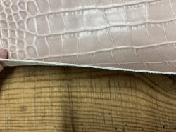 Morceau de collet végétal beige - grain façon crocodile - cuir à ceinture - cuir en stock