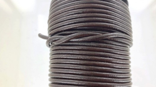 Lacet de cuir rond brun foncé - bijou ou accessoire - Cuir en Stock