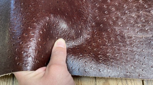 Demi peau de cuir de veau grain façon autruche marron - maroquinerie - Cuir en stock
