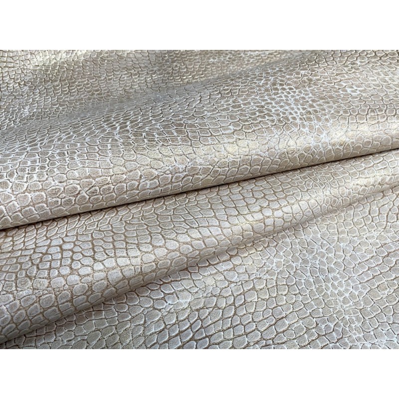 Peau de cuir de mouton beige - grain façon crocodile - pailleté light gold - maroquinerie - Cuir en Stock Peau de cuir de mouton beige - grain façon crocodile - pailleté light gold - maroquinerie - Cuir en Stock