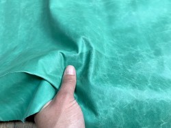 Demi-peau de cuir de veau ciré pullup vert - maroquinerie - Cuir en stock