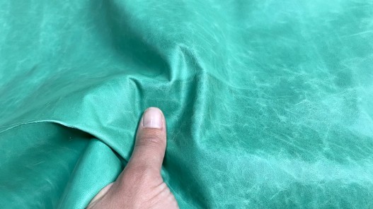 Demi-peau de cuir de veau ciré pullup vert - maroquinerie - Cuir en stock