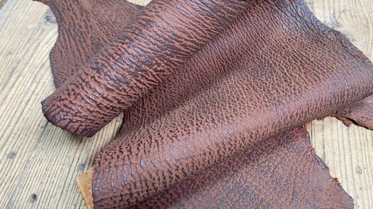 Morceau de peau de cuir de requin - Brun rouge - détail du grain - cuirenstock