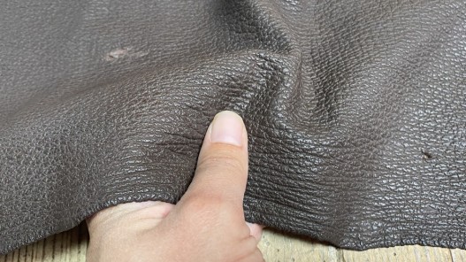 Morceau de peau de cuir de requin - Brun foncé - cuir en stock