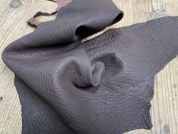 Morceau de peau de cuir de requin - Brun foncé - Cuirenstock