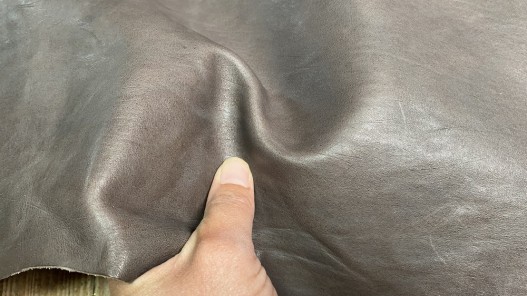 Demi-peau de cuir de vachette ciré pullup gris taupe - maroquinerie - Cuir en stock