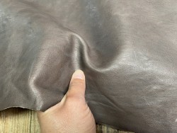 Demi-peau de cuir de vachette ciré pullup gris taupe - maroquinerie - Cuir en stock