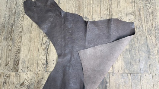 Demi-peau de cuir de vachette ciré pullup gris taupe - maroquinerie - cuir en stock