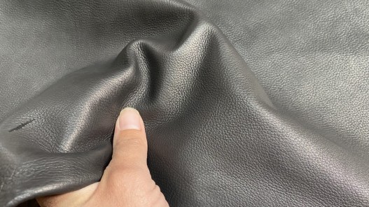 Peau de cuir de cerf - noir mat - maroquinerie ou vêtement - Cuir en stock