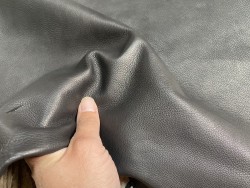Peau de cuir de cerf - noir mat - maroquinerie ou vêtement - Cuir en stock