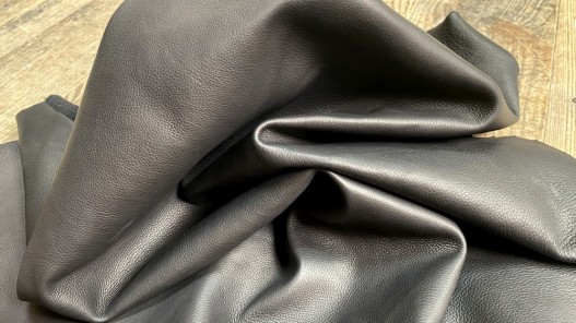 Peau de cuir de cerf - noir mat - maroquinerie ou vêtement - cuirenstock