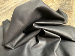 Peau de cuir de cerf - noir mat - maroquinerie ou vêtement - cuirenstock