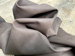 Peau de cuir de cerf - brun mat - maroquinerie ou vêtement - cuir en stock