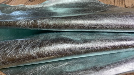 Peau de cuir de chèvre métallisé bleu ciel-  maroquinerie - Cuir en Stock