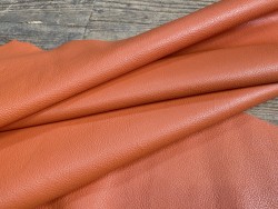 Grand morceau de cuir de taurillon - gros grain - couleur orange de sienne - Cuir en Stock
