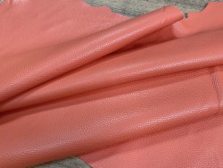 Grand morceau de cuir de taurillon - gros grain - couleur rose saumon - Cuir en Stock