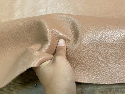 Grand morceau de cuir de taurillon - gros grain - couleur beige nude - cuir en stock